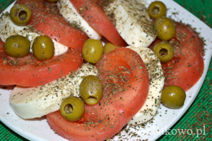 Przepis na saatk z mozzarell i oliwkami