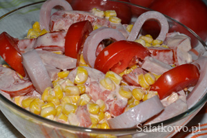 Przepis na saatk z pomidorw i kukurydzy