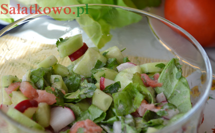 Przepis na sałatę zieloną z rzodkiewką i pomidorem